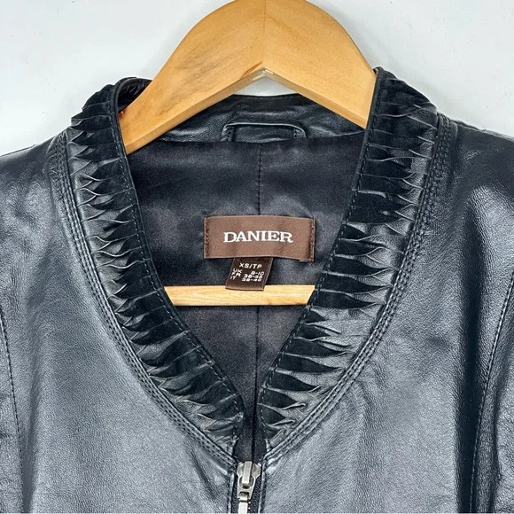 Danier Womans Leather Jacket Moto Biker Classic Zip Up Fitted Crop Black Size XS - Picture 3 of 8